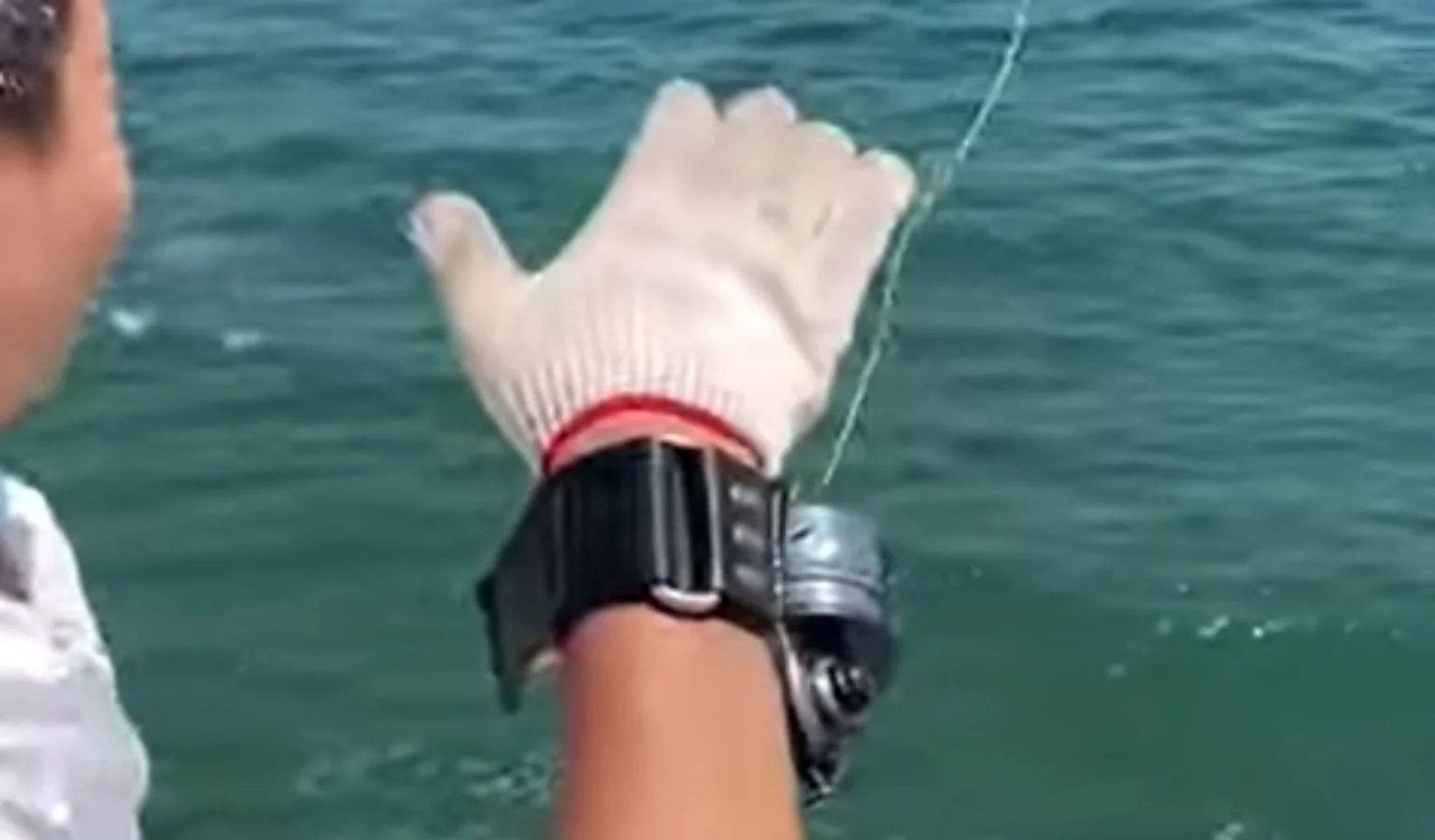 Compact Slingshot Fishing Reel for Adventurers